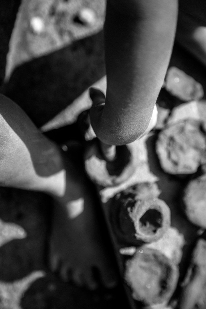 Anny's hand and his clay models. 